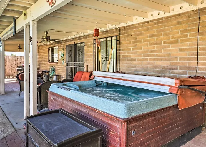 Pet-friendly W/ Heated Pool & Hot Tub Holiday home