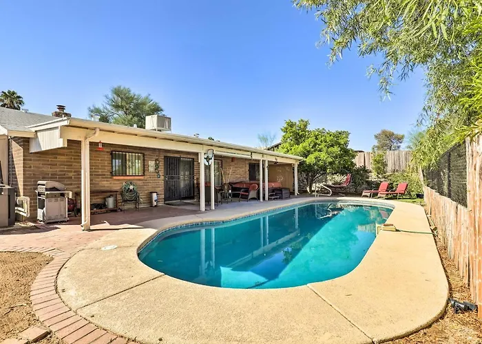 Pet-friendly W/ Heated Pool & Hot Tub Holiday home